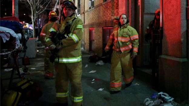 Petugas pemadam kebaran berupaya keras menyelamatkan korban. Sedikitnya 20 orang diselamatkan dari lokasi kebakaran tersebut. (Foto: Getty Emages/BBC News)
