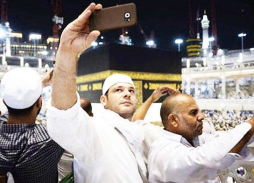 Sejumlah jaamaah asyik berselfie ria di Masjidil Haram Makkah. (Foto: Dokumentasi Arab News)