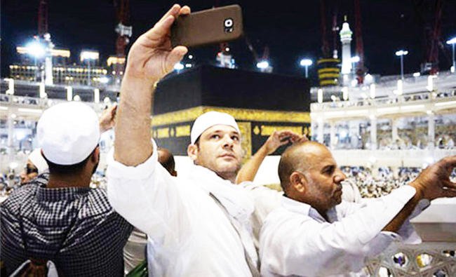 Sejumlah jaamaah asyik berselfie ria di Masjidil Haram Makkah. (Foto: Dokumentasi Arab News)