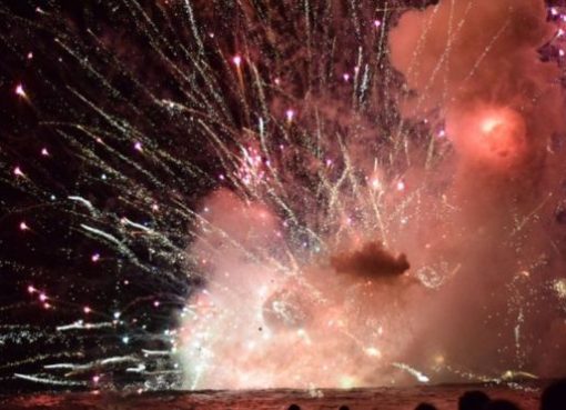 Sebuah ledakan terjadi di Pantai Terrigal New South Wales, Australia, saat perayaan Tahun Baru, ketika tongkang pembawa kembang api tiba-tiba meledak. (Foto: Pip Cleaves/BBC News)