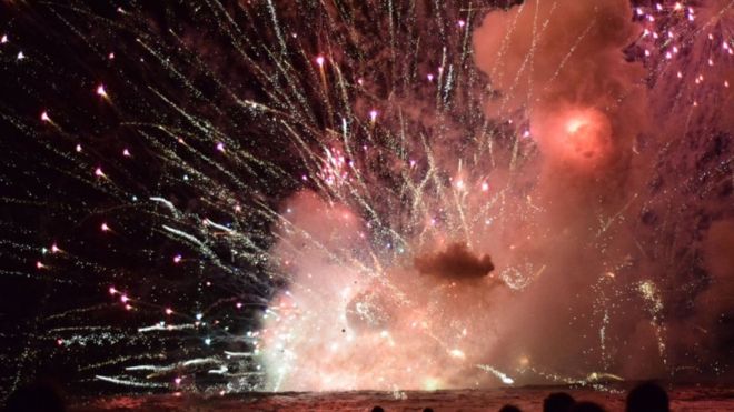 Sebuah ledakan terjadi di Pantai Terrigal New South Wales, Australia, saat perayaan Tahun Baru, ketika tongkang pembawa kembang api tiba-tiba meledak. (Foto: Pip Cleaves/BBC News)