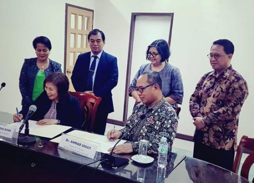 Direktur KSKK Madrasah Umar menandatangani kerjasama pengembangan madrasah dengan Kementerian Pendidikan Filipina. (Foto: KSKK)