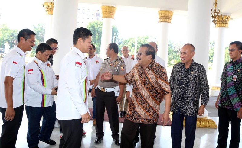 Gubernur Jawa Timur Soekarwo menerima panitia balap sepeda internasionl Tour De Indonesia 2018, di Grahadi. (Foto: Humas Pemprov Jatim)