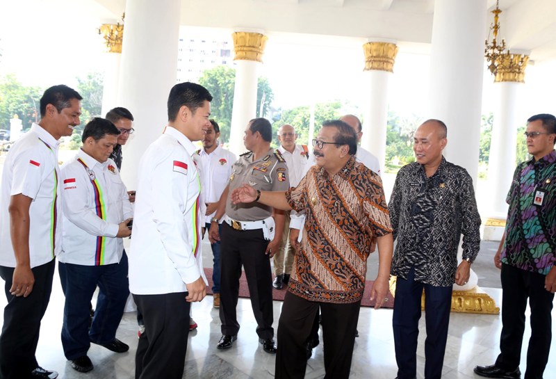 Gubernur Jawa Timur Soekarwo menerima panitia balap sepeda internasionl Tour De Indonesia 2018, di Grahadi. (Foto: Humas Pemprov Jatim)