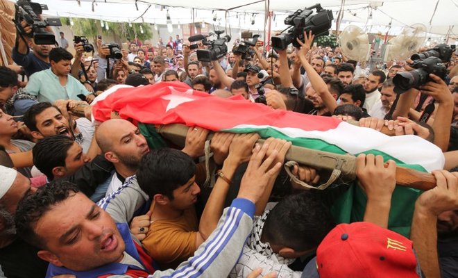Masyarakat Yordania di Amman ketika membawa jenazah Mohammad Jawwadeh, yang merupakan korban pembunuhan Israel, Juli 2017. (Foto: Dokumentasi AFP)