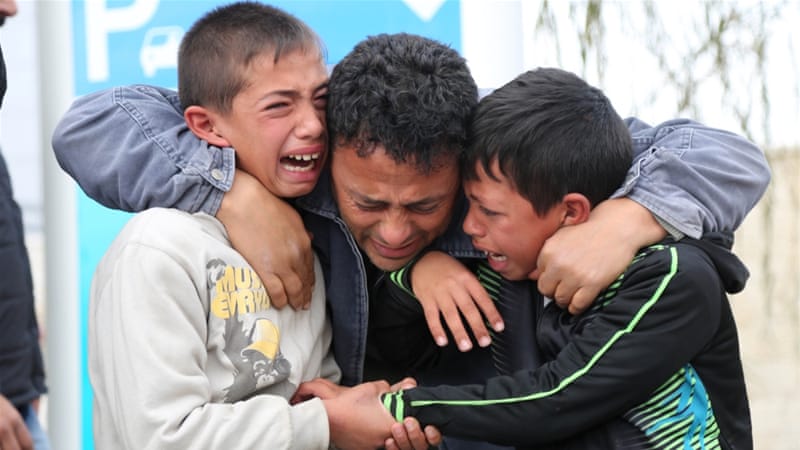 Kerabat remaja Musab al-Tamimi yang dibunuh pasukan Israel, meratapi kepergian remaja tersebut di sebuah rumah sakit Ramallah, Tepi Barat yang diduduki. (Foto: Anadolu /Al Jazeera)