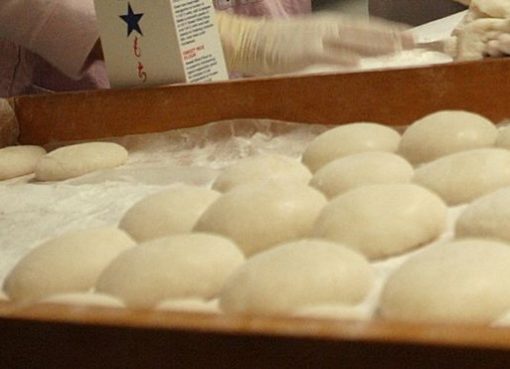 Mochi mengandung kelezatan, namun mematikan? Tiap tahun ada yang berakhir dalam kondisi kritis di rumah sakit. (Foto: AFP/BBC News)