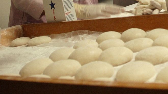 Mochi mengandung kelezatan, namun mematikan? Tiap tahun ada yang berakhir dalam kondisi kritis di rumah sakit. (Foto: AFP/BBC News)