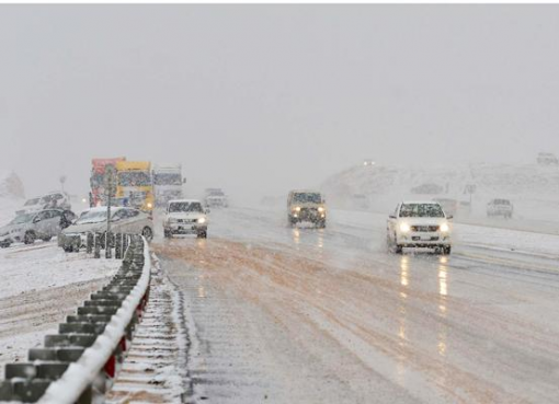 Salju ketika turun di wilayah Tabuk, Arab Saudi, Januari 2016. (Foto: Dokumentasi Arab News)