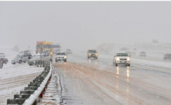 Salju ketika turun di wilayah Tabuk, Arab Saudi, Januari 2016. (Foto: Dokumentasi Arab News)