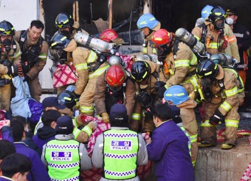 Petugas penyelamat Korea Selatan memindahkan mayat korban kebakaran di sebuah rumah sakit di Miryang. (Foto: AFP/Yonhap/Al Jazeera)