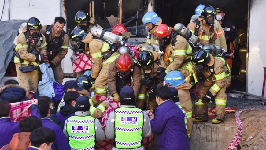 Petugas penyelamat Korea Selatan memindahkan mayat korban kebakaran di sebuah rumah sakit di Miryang. (Foto: AFP/Yonhap/Al Jazeera)