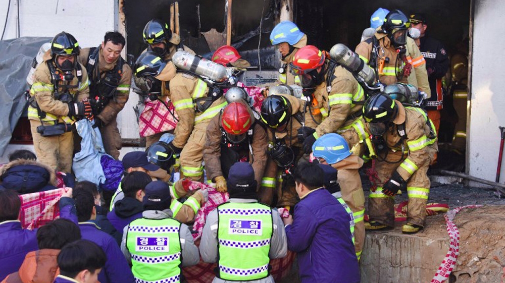 Petugas penyelamat Korea Selatan memindahkan mayat korban kebakaran di sebuah rumah sakit di Miryang. (Foto: AFP/Yonhap/Al Jazeera)