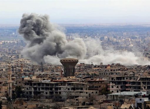 Pasukan Suriah tetap melakukan serangan udara di Ghouta Timur, Surah, meski dalam kondisi gencatatan senjata. (Foto: Al Jazeera)