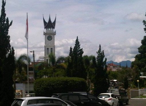 Jam Gadang Bukittinggi diabadikan dari salah satu sisi. (Foto: D Putra Tjundik)