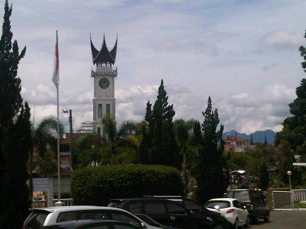 Jam Gadang Bukittinggi diabadikan dari salah satu sisi. (Foto: D Putra Tjundik)