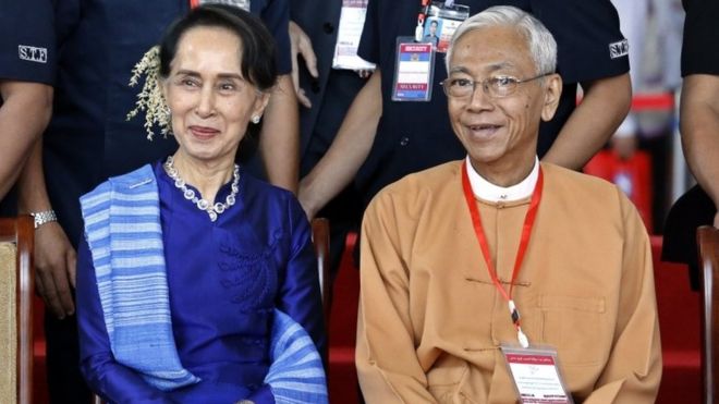 Aung San Suu Kyi dan Htin Kyaw. (Foto: EPA /BBC News)