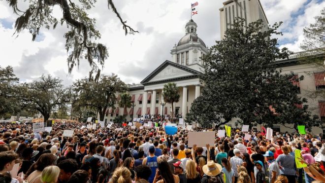 Pengunjuk rasa ketika mengajukan tuntutan kepada para politisi Florida agar memperketat kontrol jual beli senjata di Florida. (Foto: Reuter/BBC News)