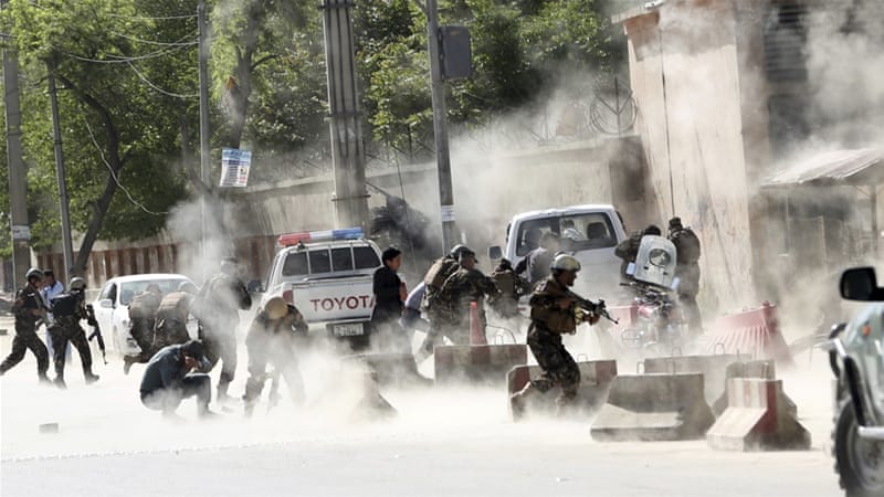 Suasana di lokasi bom bunuh diri di wilayah Shash Darak, di ibukota Afghanistan. (Foto: AP/Al Jazeera)