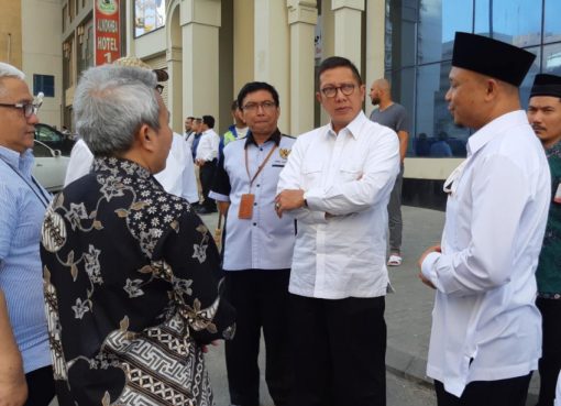 Ketua Tim Penyediaan Transportasi Haji Subhan Cholid (berpeci) memberi penjelasan terkait rute transportasi haji kepada Menag saat berkunjung ke Makkah.(Foto: https://kemenag.go.id).