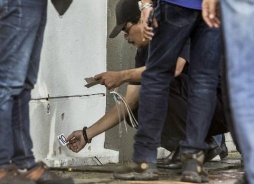 Aparat kepolisian di Kuala Lumpur melakukan investigasi. Sepuluh tembakan diketahui telah ditembakkan kearah profesor Palestina, Fadi al-Batsh, pada Sabtu (21/4) pagi.(Foto: EPA/BBC News)