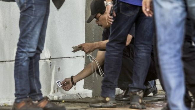 Aparat kepolisian di Kuala Lumpur melakukan investigasi. Sepuluh tembakan diketahui telah ditembakkan kearah profesor Palestina, Fadi al-Batsh, pada Sabtu (21/4) pagi.(Foto: EPA/BBC News)