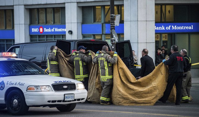 Sebuah van menabrak para pejalan kaki di torotor yang ramai dilalui pejalan kaki di Toronto. Sebanyak 10 orang tewas. Gambar adalah lokasi kejadian. (Foto: Arab News))