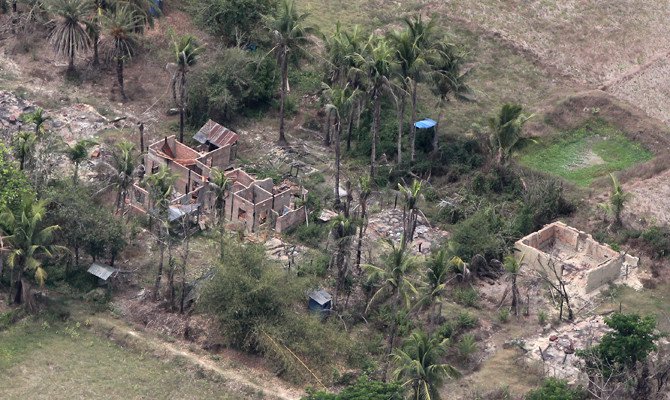 Pemandangan udara menunjukkan sisa-sisa pembakaran desa-desa yang pernah dihuni oleh Rohingya dilihat dari helikopter militer Myanmar yang membawa utusan PBB ke negara bagian Rakhine, Myanmar, pada 1 Mei 2018. (Foto: Reuter/Arab News)