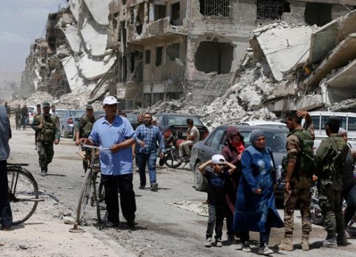 Pasukan pro-pemerintah patrol di Jalan Thalateen di kamp pengungsi Palestina Yarmuk, di pinggiran selatan ibukota Damaskus, yang hancur, ketika warga sipil kembali untuk melihat rumah mereka 24 Mei 2018 lalu. Rezim merebut kamp dan daerah tetangga Tadamun dan Hajar kembali, yang berdekatan dengan al-Aswad pada awal minggu lalu dari kelompok Daesh . (Foto: AFP/Arab News)
