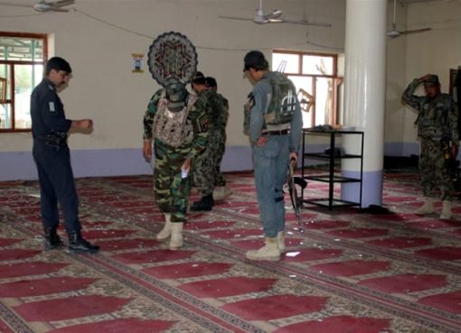 Sejumlah aprat dan petugas menyelidiki pengeboman di Masjid Yaqoubi, di kota Khost, Afghanistan Timur, Minggu (6/5). Sebanyak 14 orang tewas dan puluhan luka-luka. (Foto: Reuters/Al Jazeera)