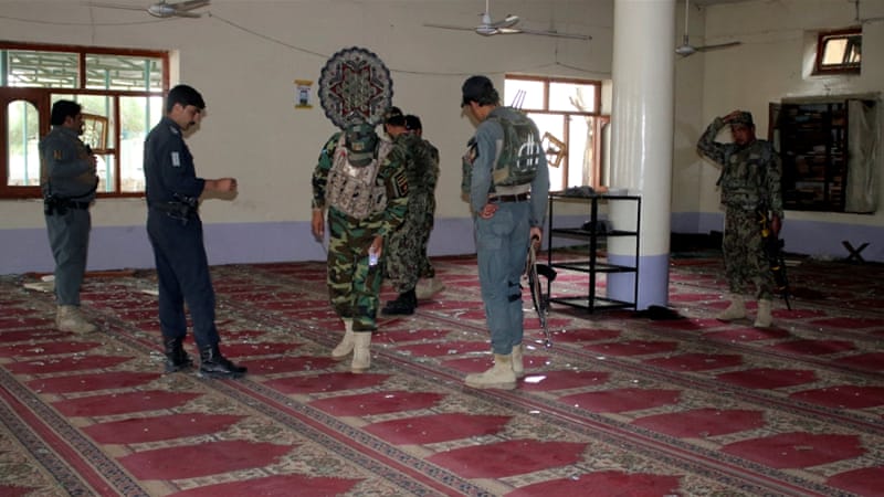 Sejumlah aprat dan petugas menyelidiki pengeboman di Masjid Yaqoubi, di kota Khost, Afghanistan Timur, Minggu (6/5). Sebanyak 14 orang tewas dan puluhan luka-luka. (Foto: Reuters/Al Jazeera)