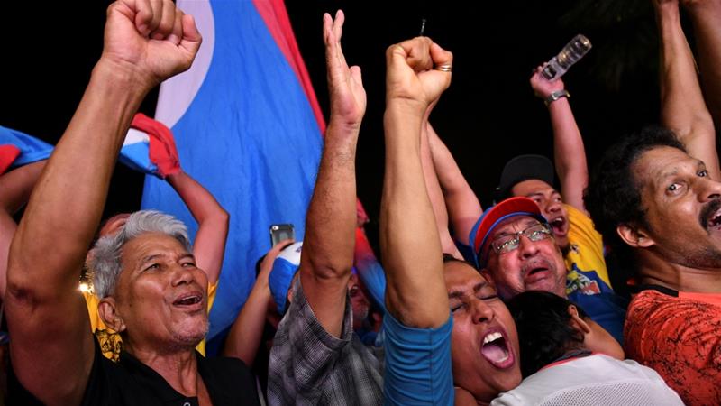 Para pendukung Mahathir Mohamad merayakan kemenangan pemilu, di Petaling Jaya, Kamis (10/5). (Foto: Reuters/Al Jazeera)