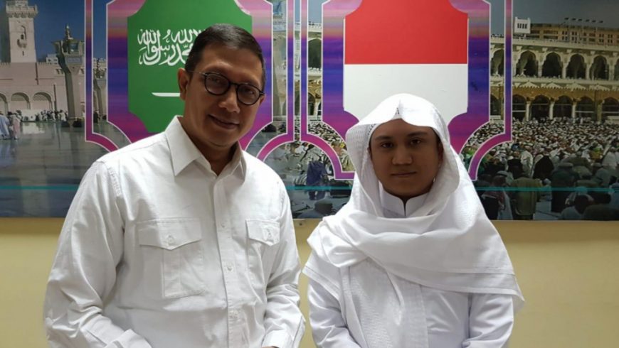 Asal Syu’bah bin Yanto Albanjari (kanan) bersama Menteri Agama. (Foto: Website Kemenag)