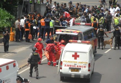 Dalam gambar tampak suasana ketika terjadi kekacauan akibat adanya ledakan bom di kawan Jalan Thamrin, Jakarta, tahun 2016. (Foto: Getty Images/BBC News)