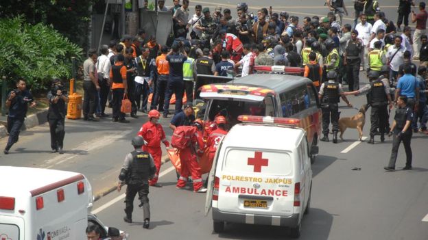 Dalam gambar tampak suasana ketika terjadi kekacauan akibat adanya ledakan bom di kawan Jalan Thamrin, Jakarta, tahun 2016. (Foto: Getty Images/BBC News)