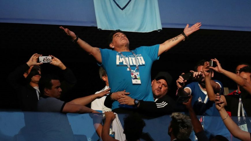 Maradona tampil sangat emosional selama pertandingan di St Petersburg tersebut.. (Foto: Reuters/Al Jazeera)