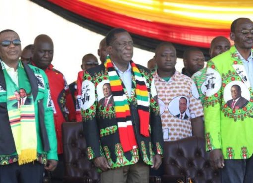 Presiden Mnangagwa (tengah) saat berkampanye menjelang pemilihan umum bulan depan. (Foto: EPA/BBC News)