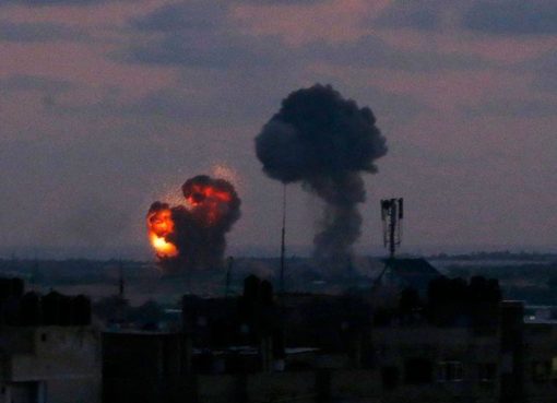 Sebuah ledakan terlihat di kota Rafah di Jalur Gaza selatan setelah serangan udara oleh pasukan Israel pada Rabu (20/6) dini hari. (AFP/Arab News)