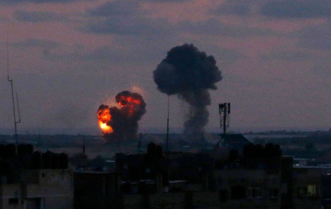 Sebuah ledakan terlihat di kota Rafah di Jalur Gaza selatan setelah serangan udara oleh pasukan Israel pada Rabu (20/6) dini hari. (AFP/Arab News)