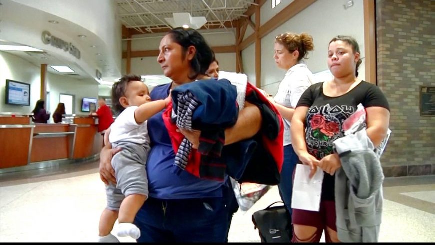 Seorang orangtua asal Meksiko bersama anaknya.(Foto: Al Jazeera