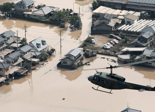 Helikopter penyelamat terbang di atas area banjir di Okayama barat daya. (Foto: Kyodo/Reuters/Al Jazeera)