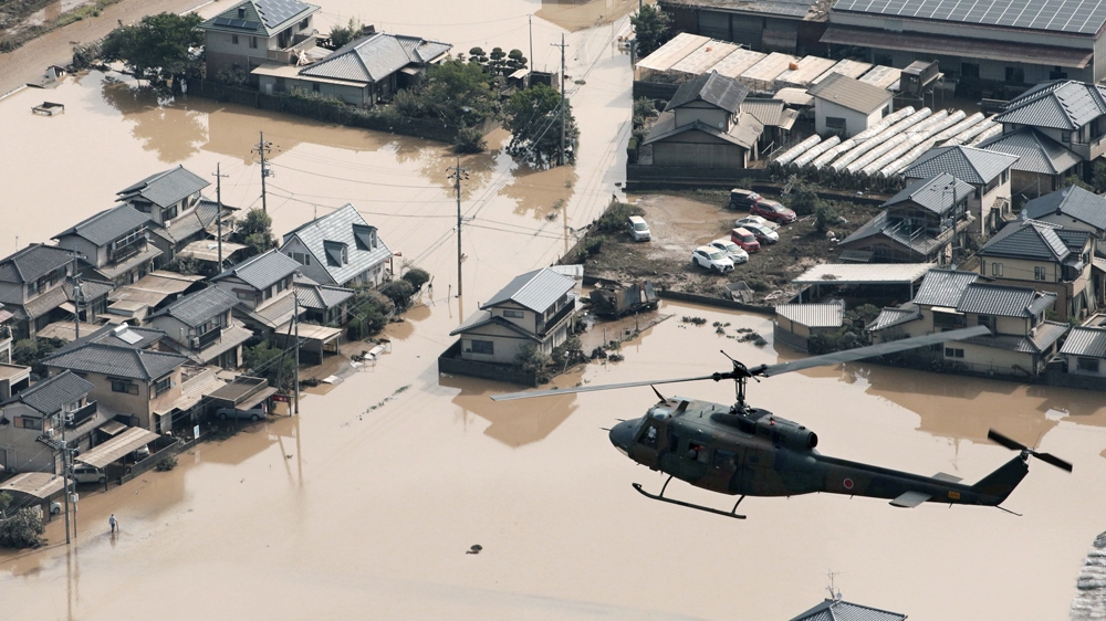 Helikopter penyelamat terbang di atas area banjir di Okayama barat daya. (Foto: Kyodo/Reuters/Al Jazeera)