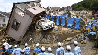 Banjir dan tanah longsor yang disebabkan hujan lebat diperkirakan telah menewaskan 112 orang. Sebagian besar korban banjir disebutkan berasal dari Hiroshima barat daya. (Kyodo/Reuters/Al Jazeera)