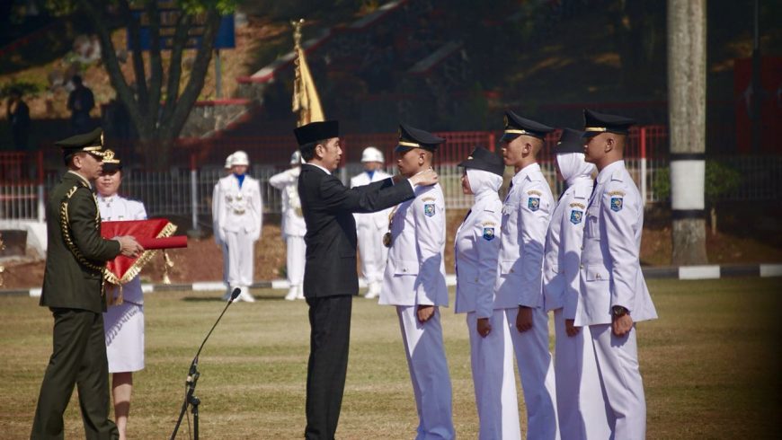 Presiden Jokowi saat menyampaikan penghargaan. (Foto Humas Kemendagri)