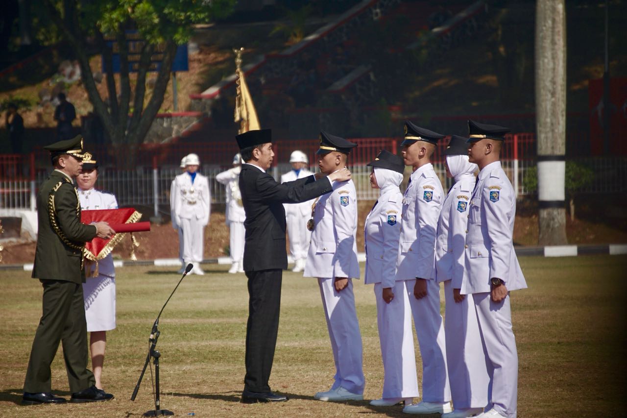 Presiden Jokowi saat menyampaikan penghargaan. (Foto Humas Kemendagri)