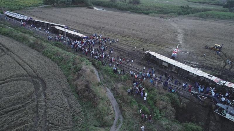 Kereta yang membawa 362 penumpang keluar dari rel di barat laut Turki karena hujan lebat dan tanah longsor. (Foto Anadolu/Al Jazeera)