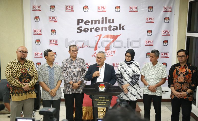 Ketua KPU Arief Budiman didampinginya jajarannya saat menyampaikan keterangan pers. (Foto: hupmas kpu)