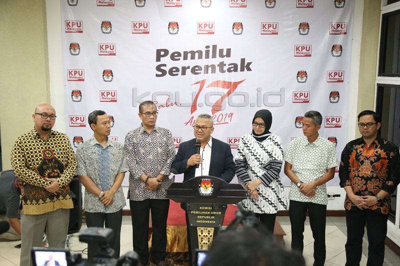 Ketua KPU Arief Budiman didampinginya jajarannya saat menyampaikan keterangan pers. (Foto: hupmas kpu)