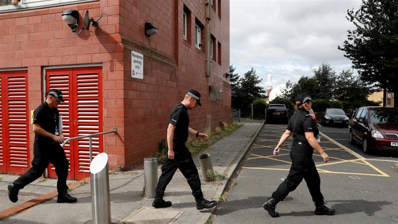 Polisi Birmingham melakukan patroli di salah satu masjid di kota itu. (Foto/Reuters/Al Jazeera)