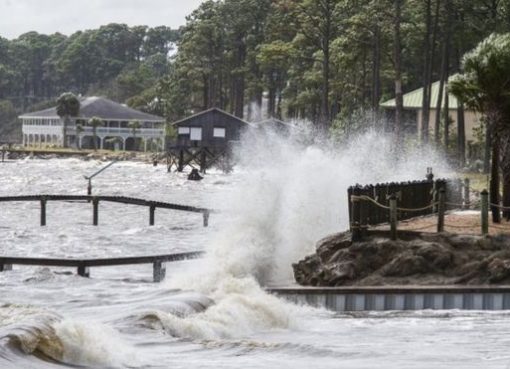 Badai Michael mengancam Pantai Florida. Gubernur Florida Rick Scott telah memperingatkan warga setempat dan menyatakan "badai ini bisa membunuhmu". (Foto: Getty Images/BBC News)